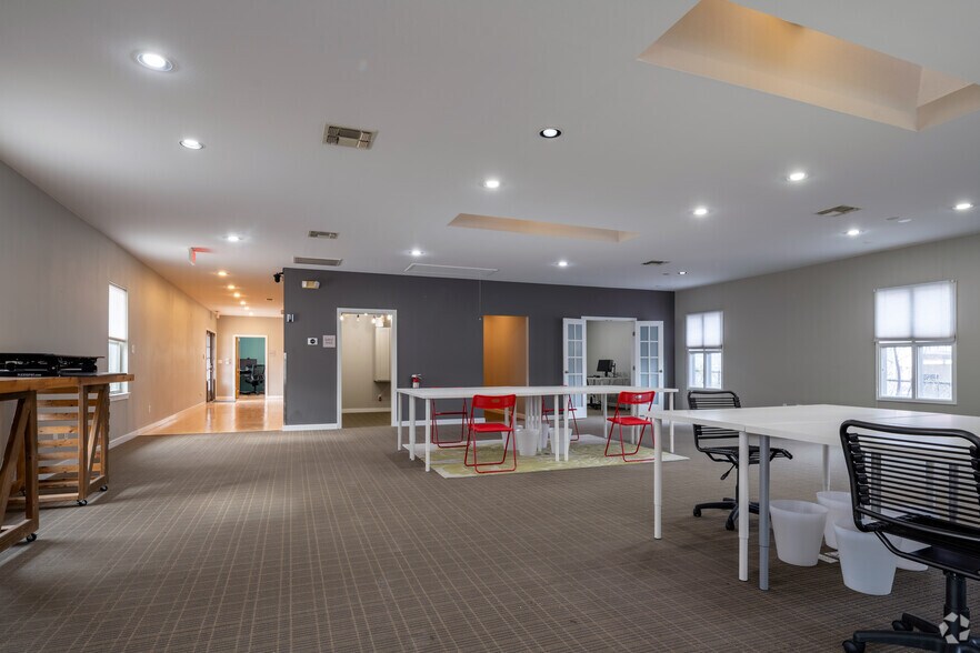 More Photos Of 504 W 38th St, Austin Unknown For Lease