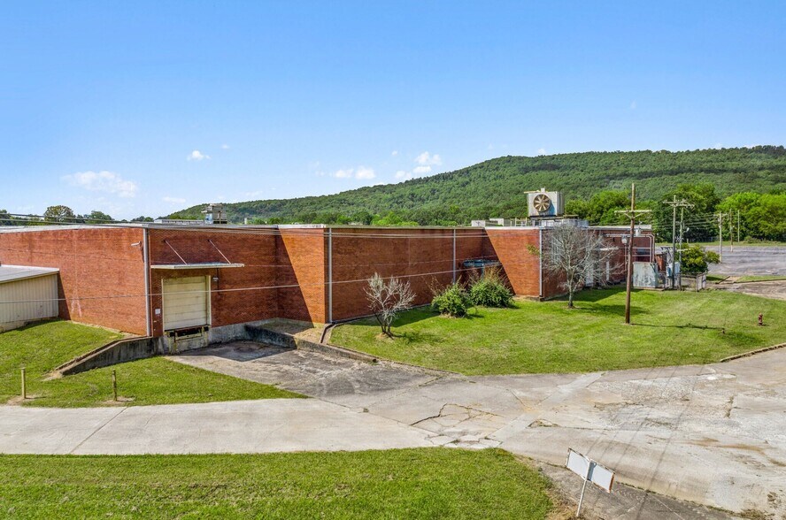 More Photos Of 705 E 2nd St, Stevenson Industrial For Lease