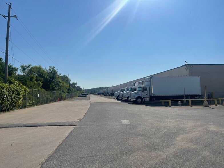 More Photos Of 1901 Bell Ave, Des Moines Warehouse For Lease