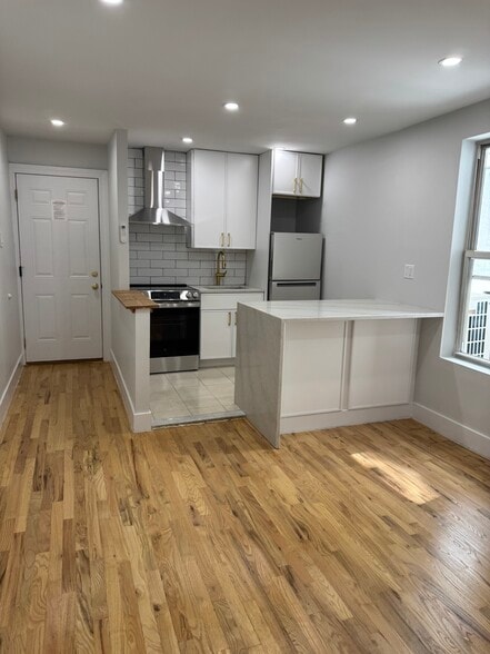 More Photos Of 245 S 1st St, Brooklyn Restaurant For Sale