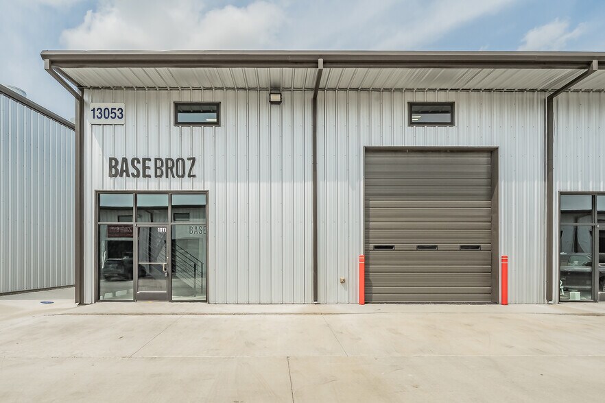More Photos Of 13053 Harmon Rd, Fort Worth Warehouse For Sale