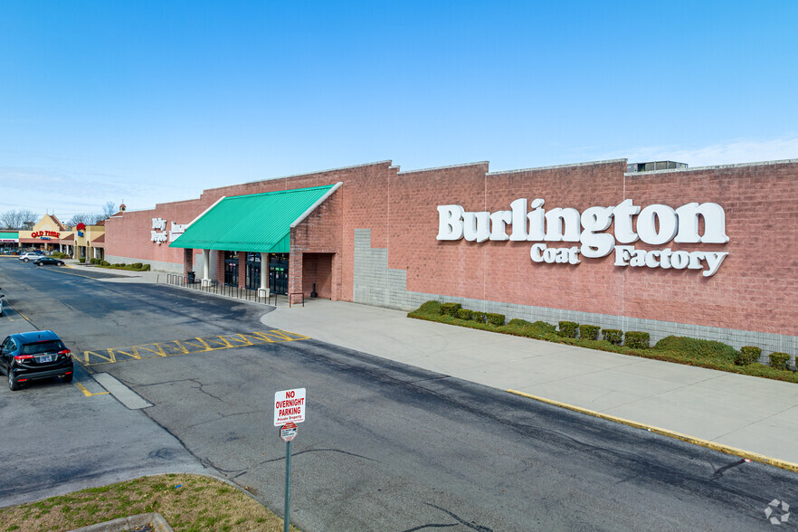 More Photos Of 109-297 N Seven Oaks Dr, Knoxville Freestanding For Lease