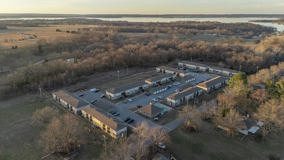 More Photos Of 810 Quail Run Rd, Grove Multifamily For Sale