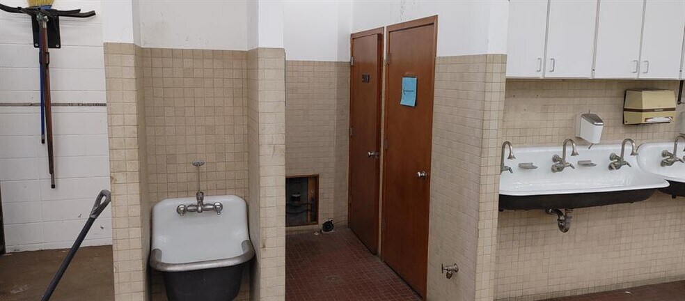 More Photos Of 9054 Grand Ave S, Bloomington Distribution For Sale