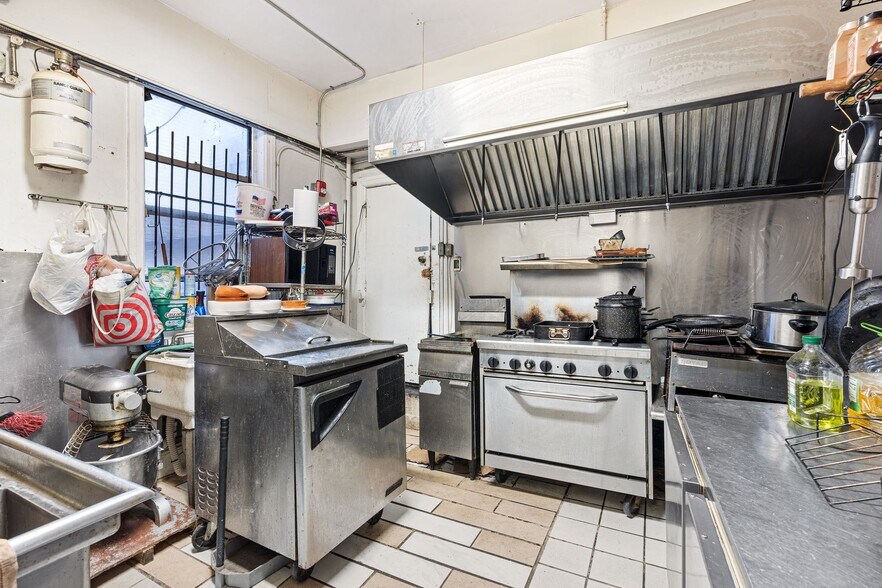 More Photos Of 522 S 5th St, Philadelphia Storefront Retail Residential For Sale
