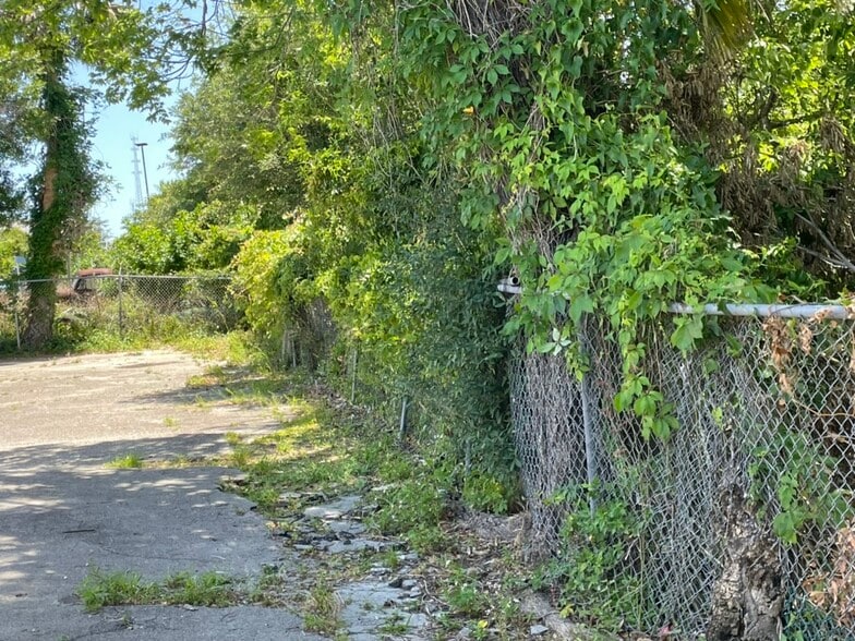 More Photos Of 820 Carswell Ave, Daytona Beach Self Storage For Sale