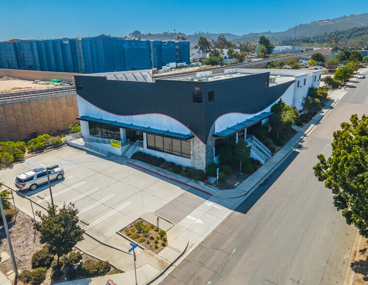 More Photos Of 307 E Carmel St, San Marcos Showroom For Lease