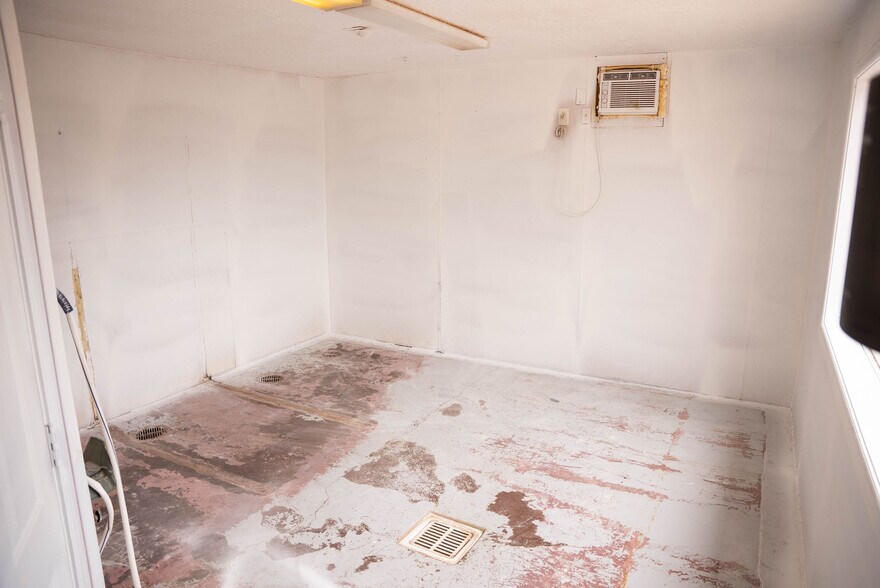 More Photos Of 1545 W State St, Hurricane Veterinarian Kennel For Lease