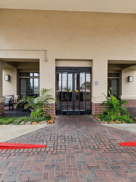More Photos Of 1340 N Sam Houston Pky E, Houston Hotel For Sale