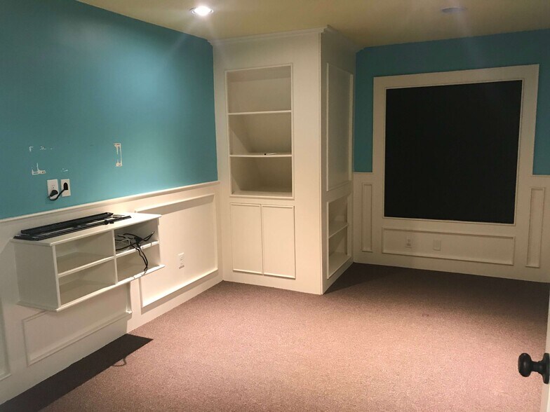 More Photos Of 1715 Northpark Dr, Kingwood Storefront For Lease
