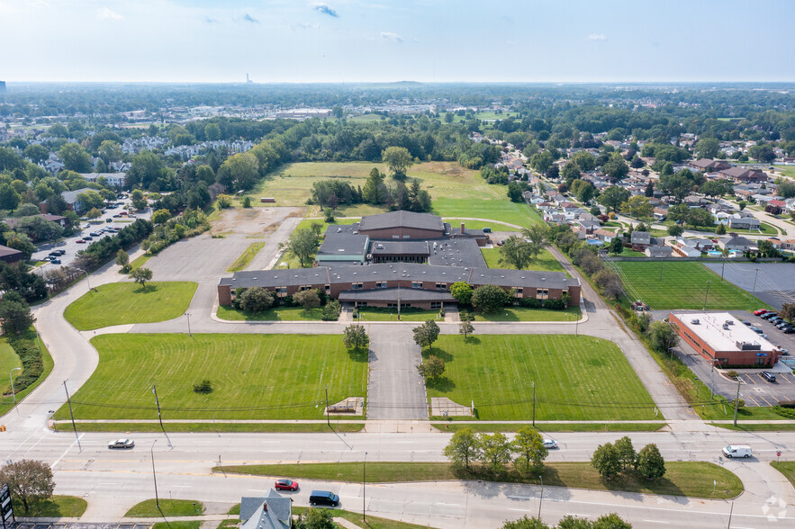 Primary Photo Of 15601 Northline Rd, Southgate Schools For Lease