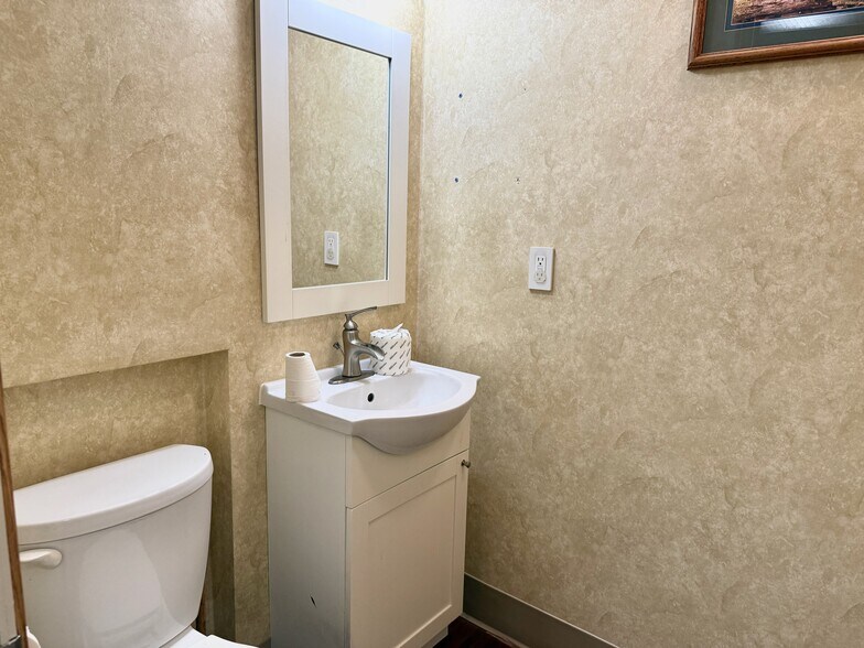 More Photos Of 1107 Lincoln Way E, Massillon Veterinarian Kennel For Sale