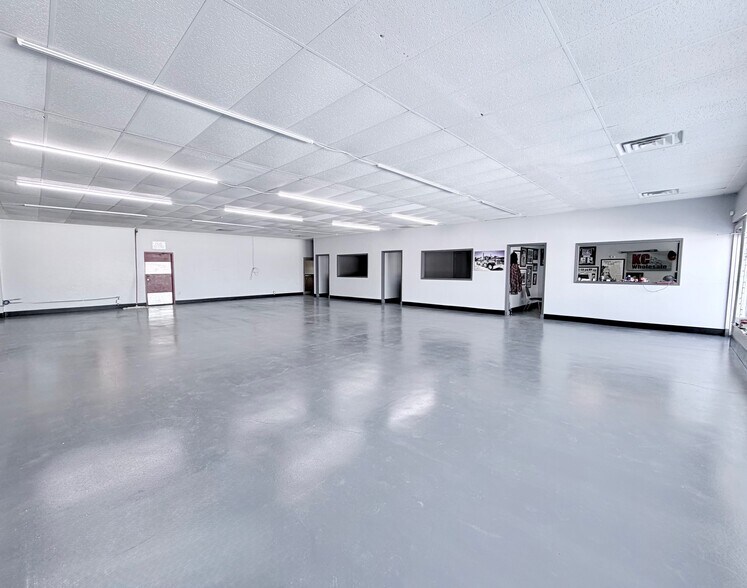 More Photos Of 701 SW 1st St, Oak Grove Industrial For Lease
