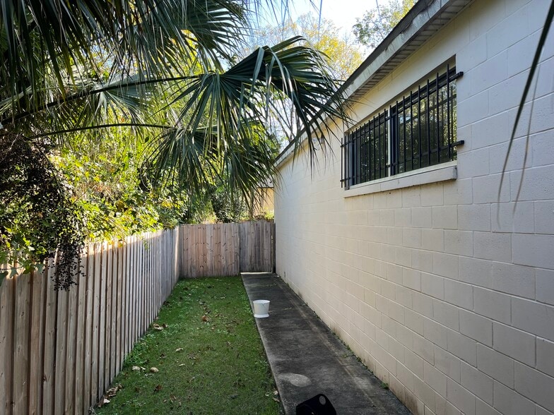 More Photos Of 1343 Lane Ave S, Jacksonville Veterinarian Kennel For Sale