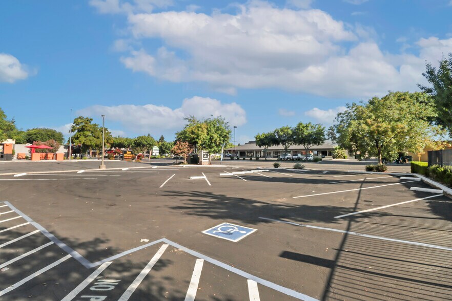 More Photos Of 73 W Court St, Woodland Freestanding For Sale