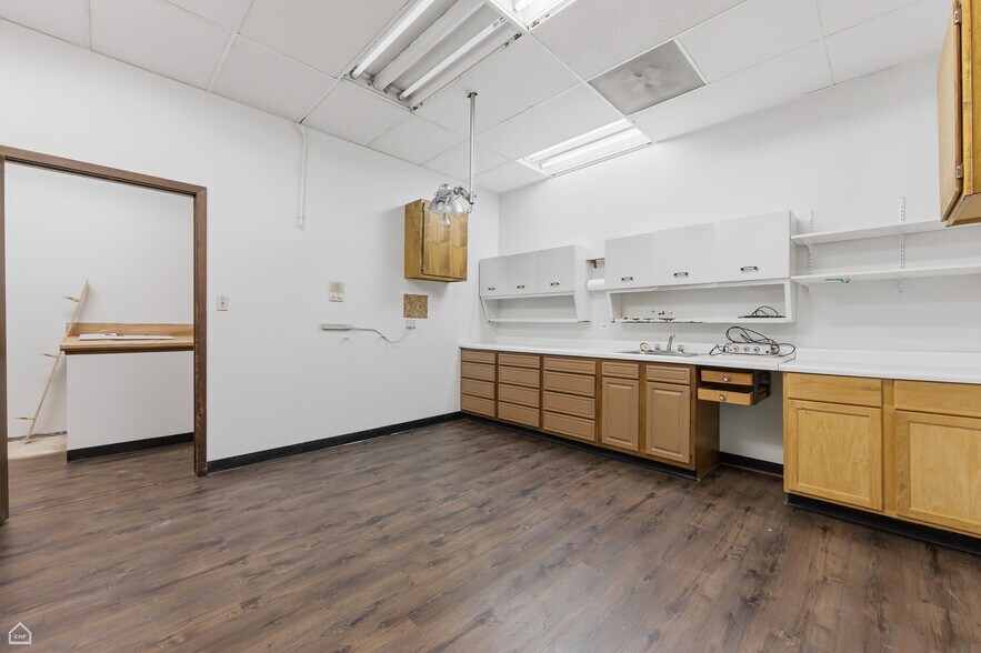 More Photos Of 8507 S Roberts Rd, Justice Veterinarian Kennel For Sale