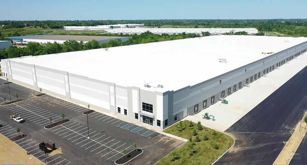 More Photos Of 13015 Dixie Hwy, Walton Distribution For Lease