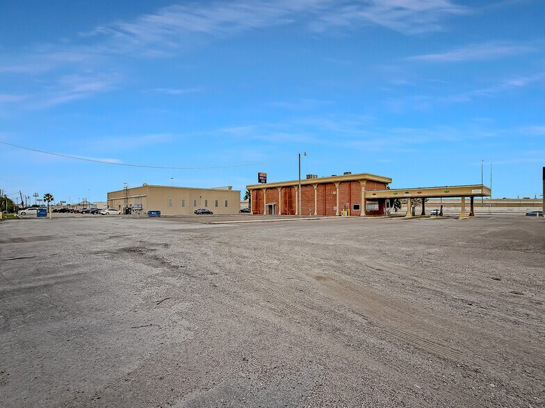 More Photos Of 1031 US Highway 181, Portland Bank For Lease