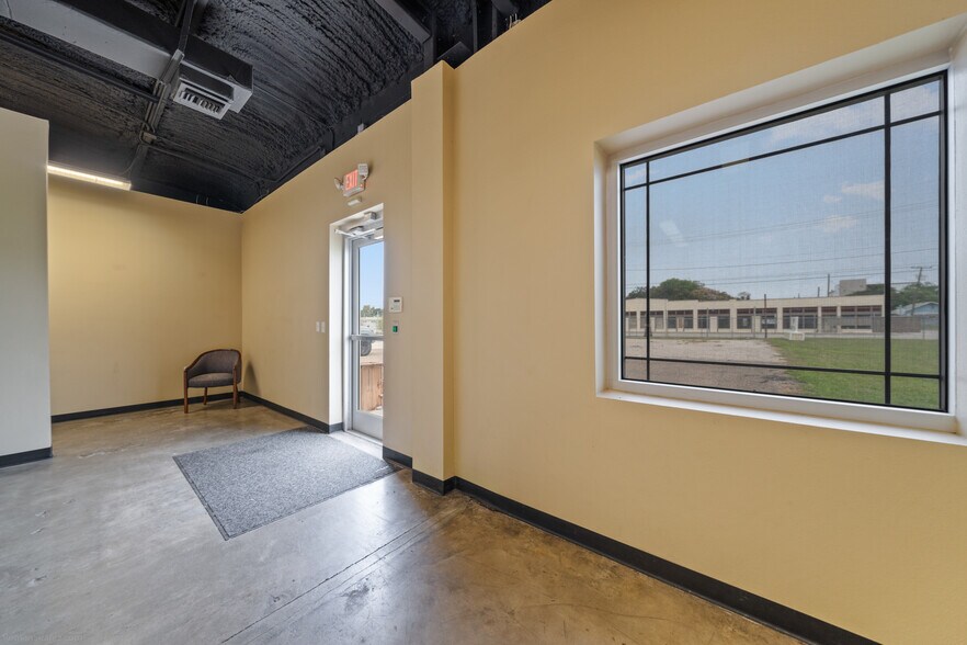 More Photos Of 917 S Staples St, Corpus Christi Unknown For Lease
