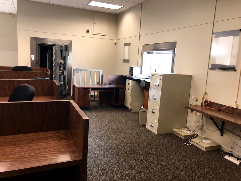 More Photos Of 124 S Main St, Ridgely Bank For Sale