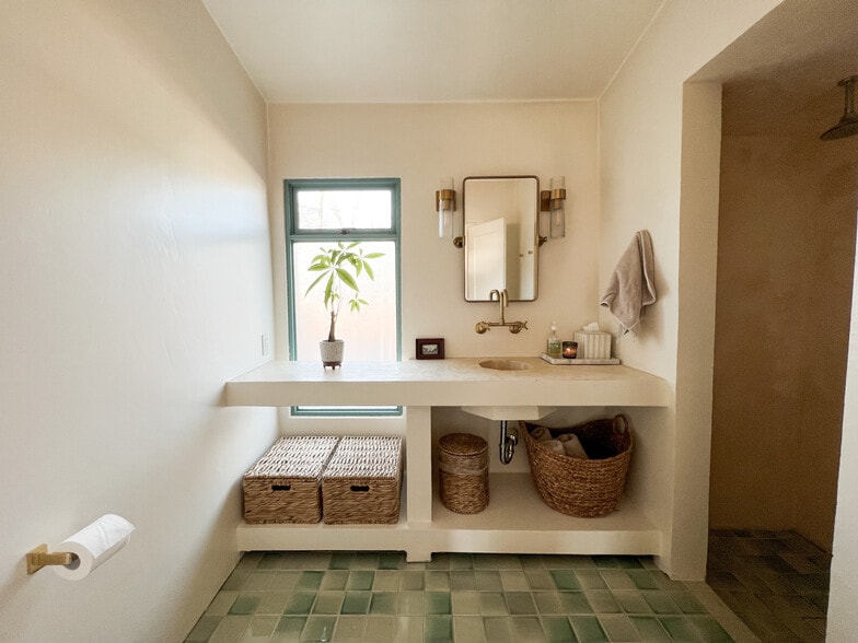 More Photos Of 2300 Coronado St, Austin Storefront Retail Office For Sale