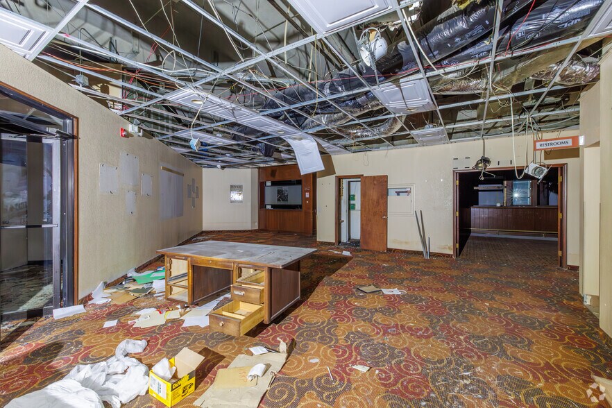 More Photos Of 700 Scott Ave, Farmington Hotel For Sale