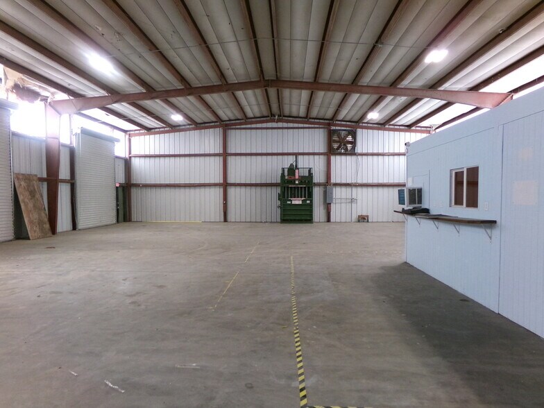 More Photos Of 3034-3036 Waterfield Ln, Lakeland Warehouse For Lease