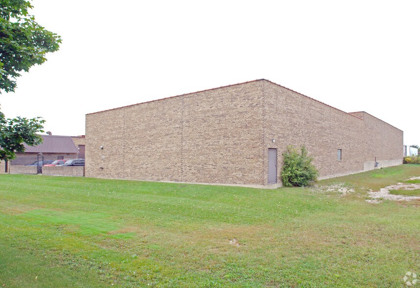More Photos Of 445-449 Randy Rd, Carol Stream Warehouse For Lease