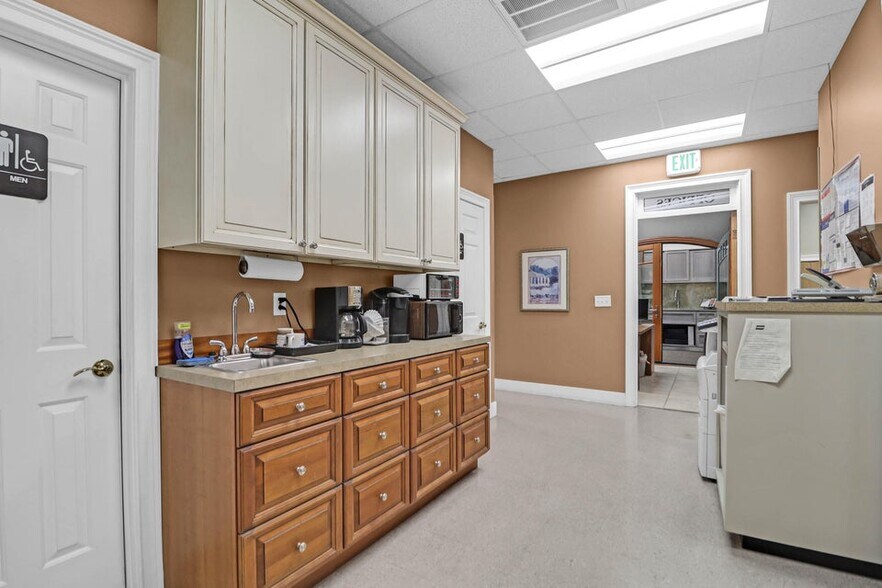 More Photos Of 720 Dupont Rd, Charleston Light Distribution For Sale