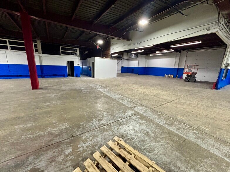 More Photos Of 315 N 9th St, St Charles Distribution For Lease