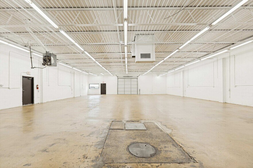 More Photos Of 406 Bishop Ave, Richardson Industrial For Lease