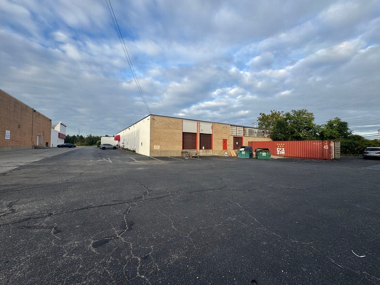 More Photos Of 219 S Service Rd, Plainview Warehouse For Lease