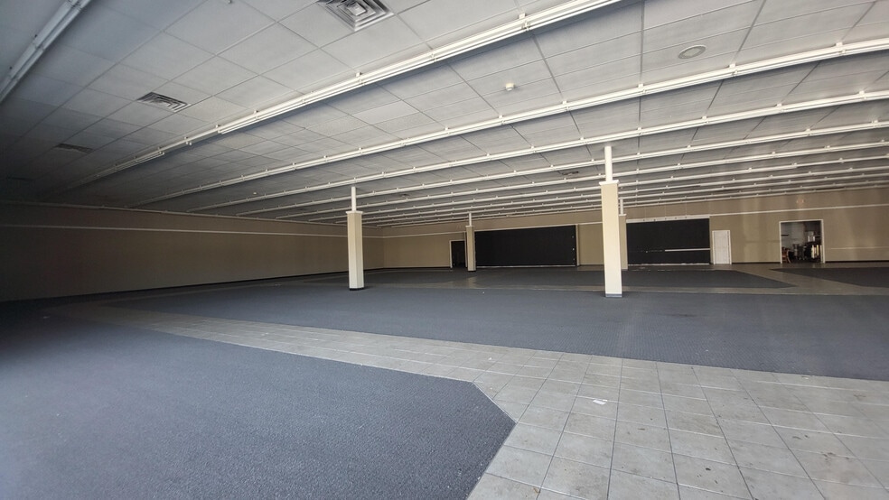 More Photos Of 331 Northeast Blvd, Clinton Unknown For Lease