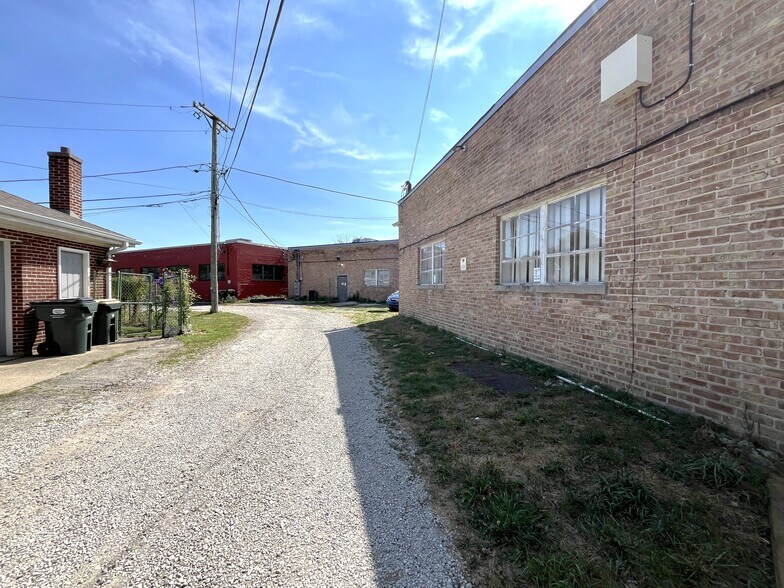 More Photos Of 6609 N Lincoln Ave, Lincolnwood Flex For Sale