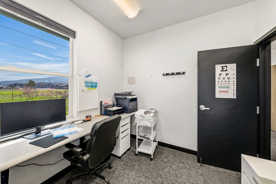 More Photos Of 296 S Pacific Hwy, Talent Medical For Sale