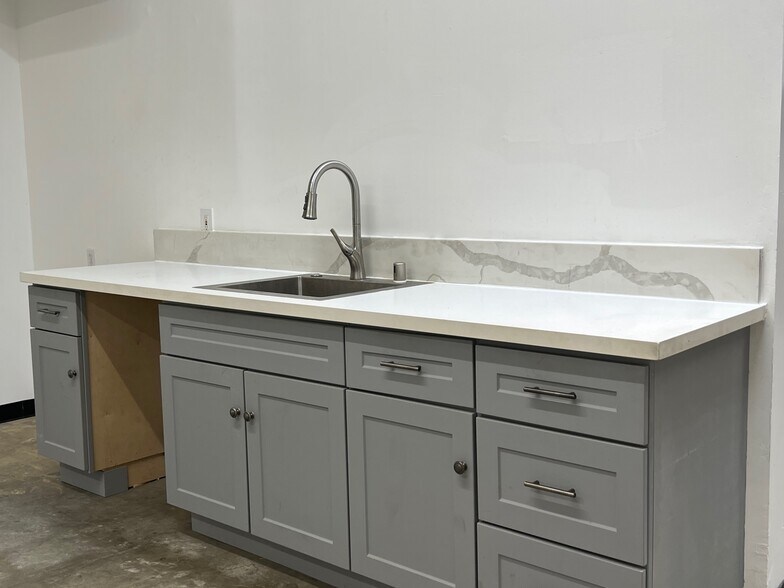 More Photos Of 5721 Cahuenga Blvd, North Hollywood Warehouse For Lease