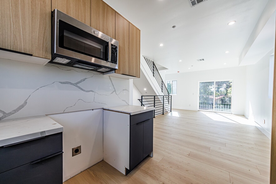 More Photos Of 5209 W 20th St, Los Angeles Multifamily For Sale