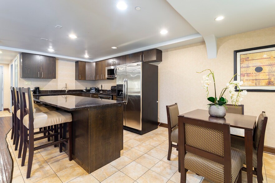 More Photos Of 933 S Riverside Dr, Elmhurst Hotel For Sale