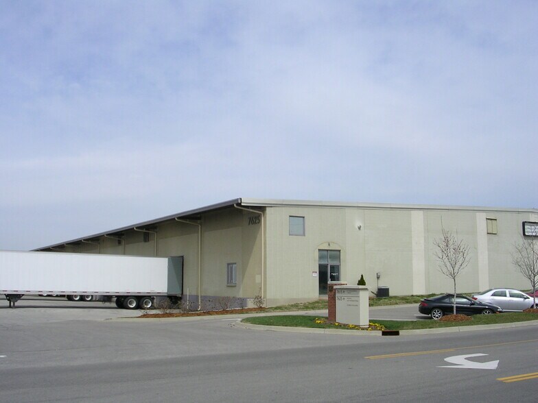 More Photos Of 7625 National Tpke, Louisville Warehouse For Lease