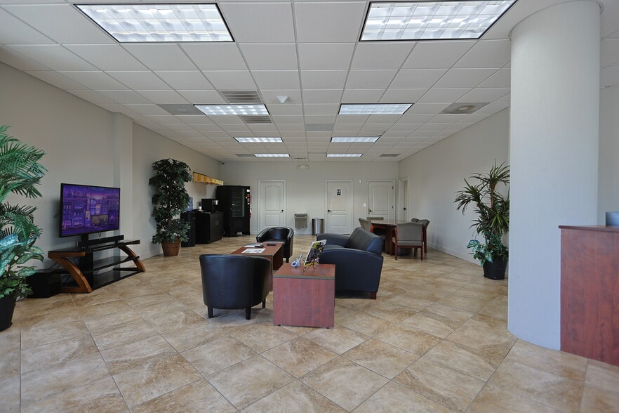 More Photos Of 705 N New Warrington Rd, Pensacola Auto Repair For Lease