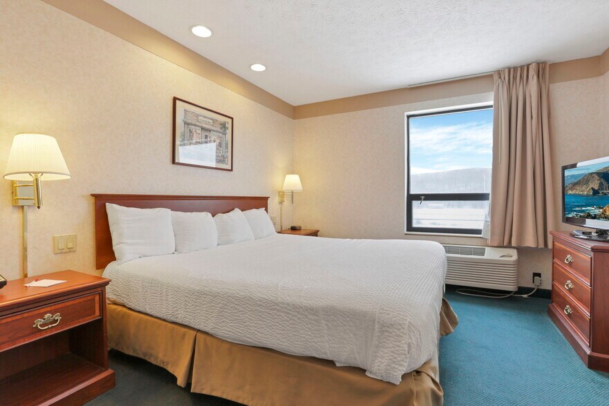 More Photos Of 509 S Wooster Ave, Strasburg Hotel For Sale