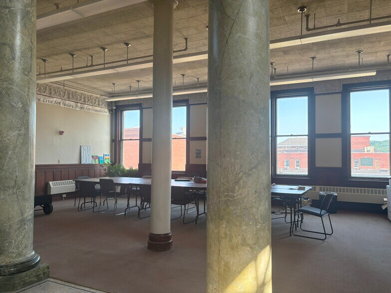 More Photos Of 49 Congress St, Rumford Office For Sale