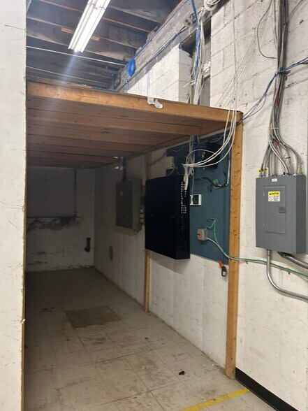 More Photos Of 1309 Pine Ave, Niagara Falls Freestanding For Lease