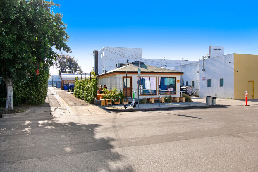 More Photos Of 7975-7977 Melrose Ave, Los Angeles Storefront For Sale