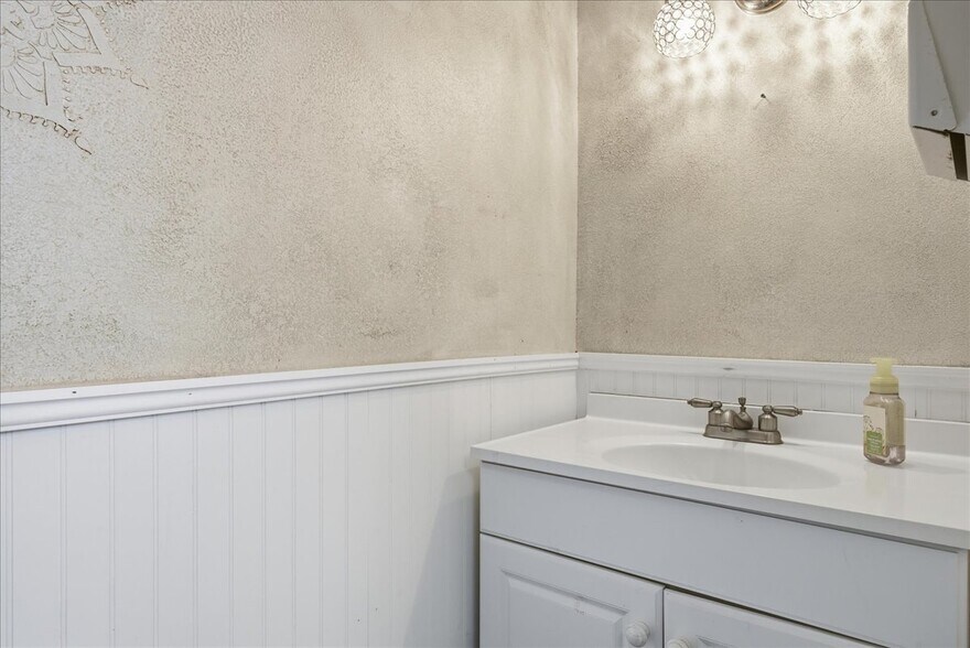 More Photos Of 145 N Market St, Wailuku Storefront Retail Residential For Lease