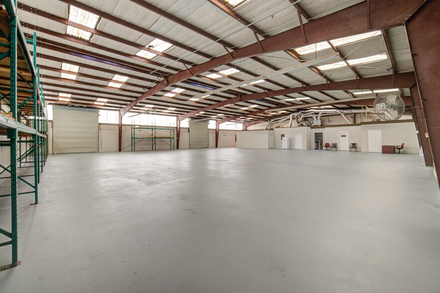 More Photos Of 9399 Summerbell, Houston Warehouse For Lease