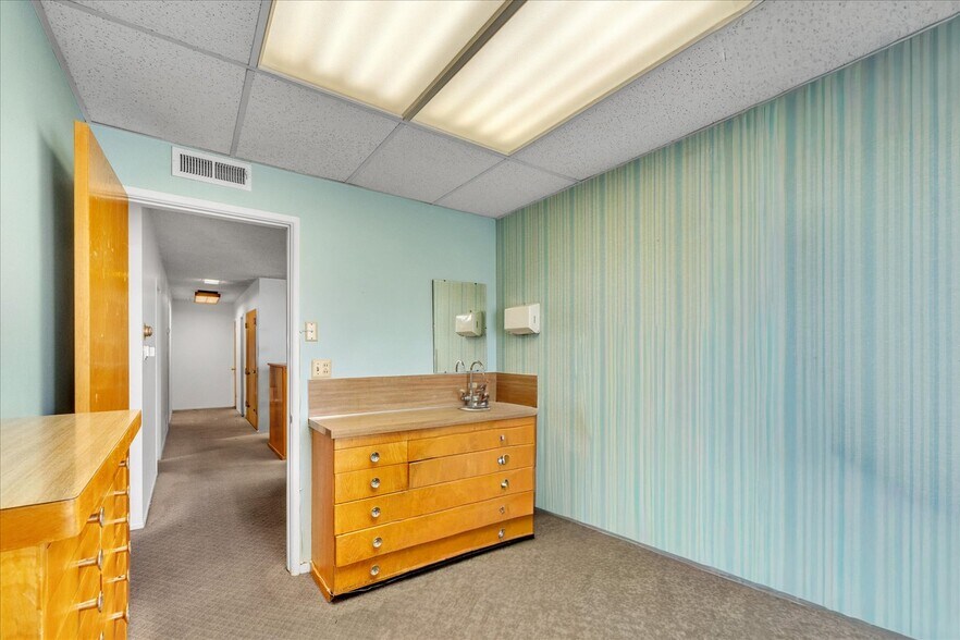 More Photos Of 18032 Ventura Blvd, Encino Medical For Lease