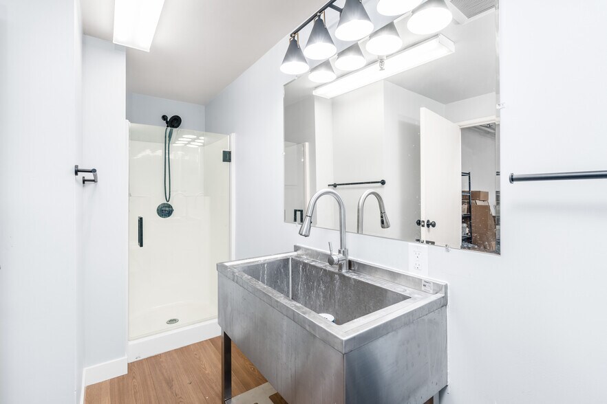 More Photos Of 19603 Figueroa St, Carson Warehouse For Lease