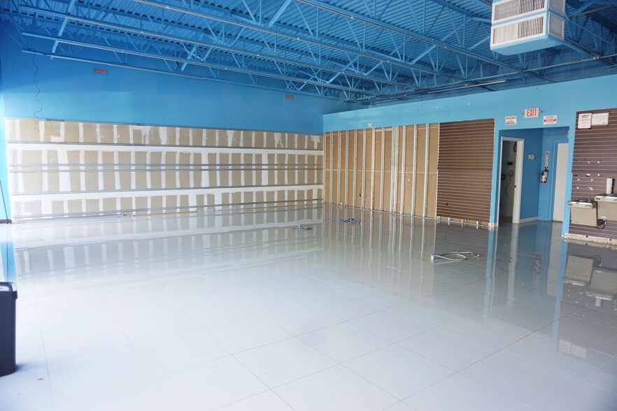 More Photos Of 374-400 N Rock Island Rd, Margate Freestanding For Lease