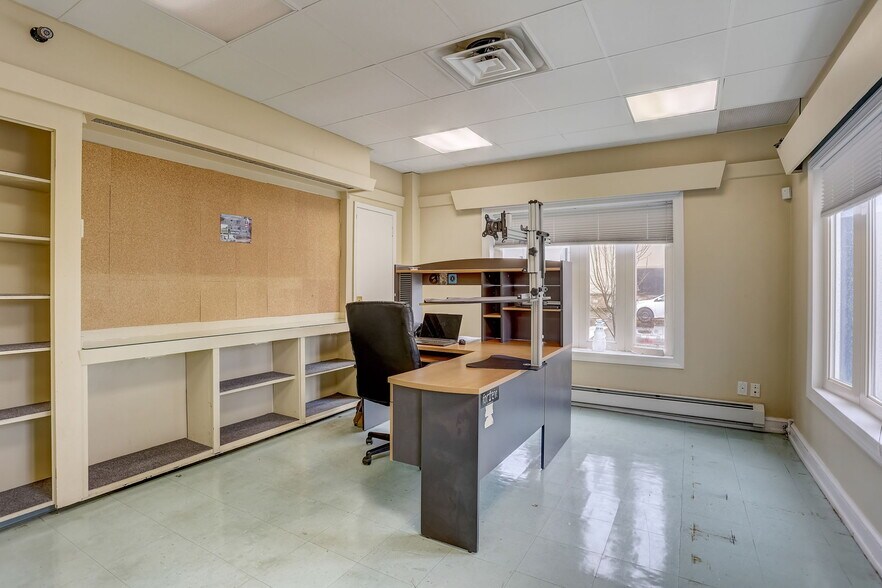 More Photos Of 329 Otter St, Bristol Flex For Lease